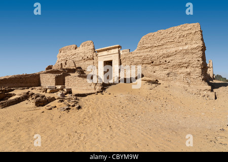 Le Temple Romain et la forteresse de règlement de Qasr el Zayyan, Kharga Oasis. L'Égypte Banque D'Images