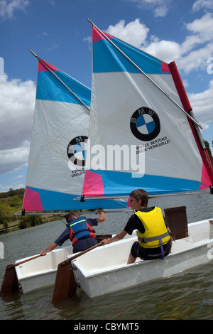 Des cours de voile POUR LES JEUNES ENFANTS SUR LES BATEAUX "OPTIMIST", LAC DE MÉZIÈRES-ECLUIZELLES, Eure-et-Loir (28), FRANCE Banque D'Images