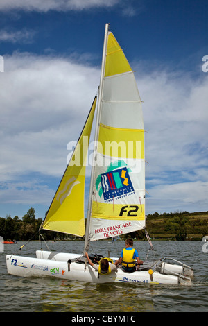 Des cours de VOILE SUR CATAMARANS POUR LES JEUNES ENFANTS SUR LE LAC EN MEZIERES-ECLUIZELLES, Eure-et-Loir (28), FRANCE Banque D'Images