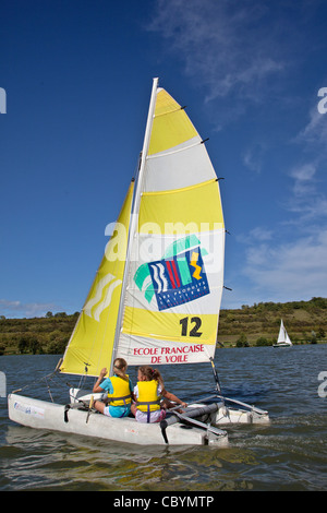 Des cours de VOILE SUR CATAMARANS POUR LES JEUNES ENFANTS SUR LE LAC EN MEZIERES-ECLUIZELLES, Eure-et-Loir (28), FRANCE Banque D'Images