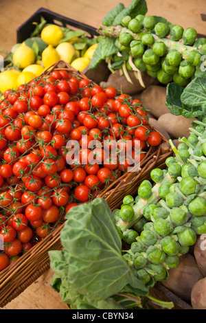 Les tomates et les choux sur l'affichage dans des caisses Banque D'Images