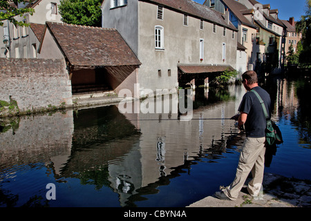 Pêcheur DANS LE RIVIÈRE EURE, STREET-Pêche, CHARTRES BASSE VILLE, Eure-et-Loir (28), FRANCE Banque D'Images