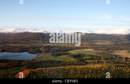 Vues aériennes de Loch Insh Kincraig et les montagnes de l'Ecosse, près d'Aviemore, prises à partir d'un planeur de Glenfeshie . Banque D'Images