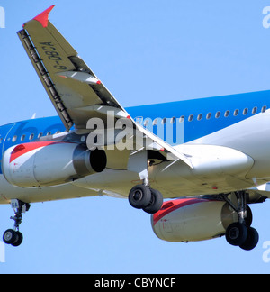 Bmi Airbus A319-100 (G-DBCA) atterrit à l'aéroport Heathrow de Londres, Angleterre. Banque D'Images