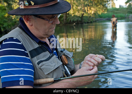 La PÊCHE À LA MOUCHE DANS LA RIVIÈRE HUISNE, Nogent-le-Rotrou, Eure-et-Loir (28), CENTRE, FRANCE Banque D'Images