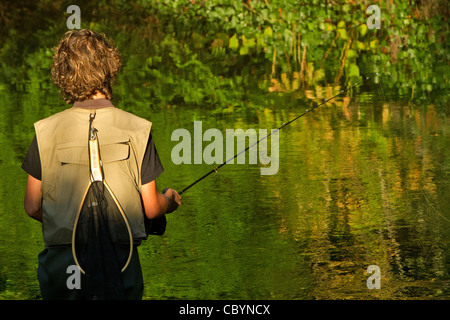 La PÊCHE À LA MOUCHE DANS LA RIVIÈRE HUISNE, Nogent-le-Rotrou, Eure-et-Loir (28), CENTRE, FRANCE Banque D'Images