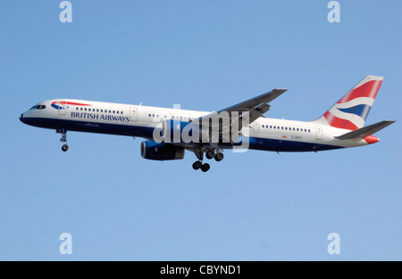 British Airways Boeing 757-200 (G-BPEI) Terres à l'aéroport Heathrow de Londres, Angleterre. Banque D'Images