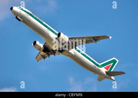 Alitalia Airbus A321-100 (I-BIXD) décollant de l'aéroport Heathrow de Londres, Angleterre. Banque D'Images