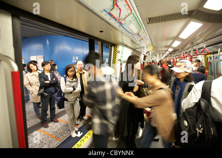 Les gens à bord et de descendre de l'intérieur train mtr de Hong Kong région administrative spéciale de la Chine du système de transport public Asie Banque D'Images