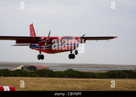 FIGAS light avion de passagers à l'atterrissage à Darwin, Îles Falkland Banque D'Images