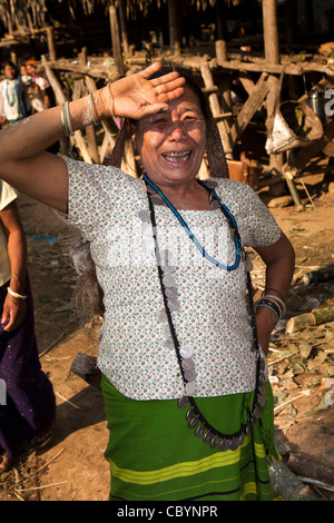 L'Inde, de l'Arunachal Pradesh, le long, Kombo, Hurin Harvest Festival, femmes portant collier de vieilles pièces d'argent Banque D'Images