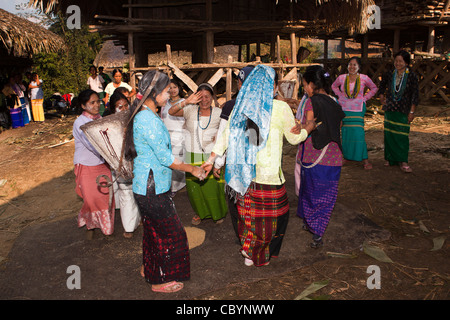 L'Inde, de l'Arunachal Pradesh, le long, Kombo, Hurin Harvest Festival, danse des femmes au milieu du village Banque D'Images