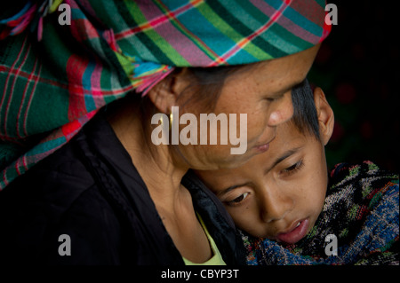 Portrait d'une mère de la H'Mong de minorités ethniques au Vietnam avec son enfant, une paralysie cérébrale (CP) patient. Banque D'Images