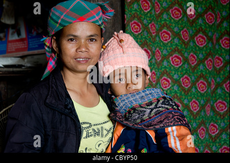 Portrait d'une mère de la H'Mong de minorités ethniques au Vietnam avec son enfant, une paralysie cérébrale (CP) patient. Banque D'Images