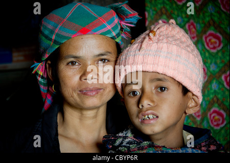 Portrait d'une mère de la H'Mong de minorités ethniques au Vietnam avec son enfant, une paralysie cérébrale (CP) patient. Banque D'Images