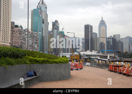 L'homme chinois en plein air à dormir sur un banc de parc en Causeway Bay Hong Kong Hong Kong Chine Asie Banque D'Images