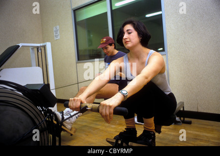 Jeune femme travaillant dans la salle de fitness. Banque D'Images