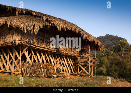 L'Inde, de l'Arunachal Pradesh, le long, Kombo, femme, à l'extérieur de maison à partir de matériaux naturels locaux Banque D'Images