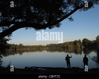 Les gens pêchent dans un lac à Prospect Park, Brooklyn, New York, 9 novembre 2011. Banque D'Images