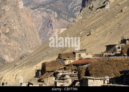 Village dans la vallée Yagnob Anzob, Hissar, gamme Pamiro-Alay, Tadjikistan Banque D'Images