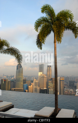 Sands SkyPark piscine à débordement sur le 57ème étage de l'hôtel Marina Bay Sands, Marina Bay, Singapour Banque D'Images