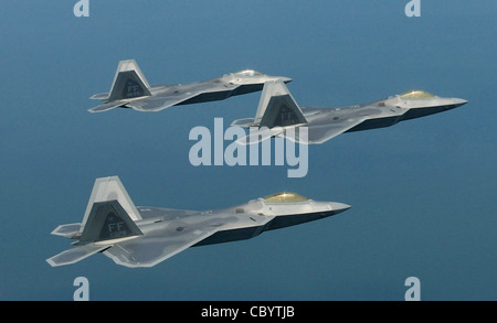 Les F-22 Raptors volent en formation. Les turbines à air utilisées dans les F-22 sont maintenant desservies par le 550e Escadron de maintenance des marchandises de la base aérienne de Tinker dans le cadre d'une nouvelle entente de coopération avec les fabricants privés Lockheed Martin et Honeywell. Plus de 30 composants du combattant de la supériorité aérienne de haute technologie subiront l'entretien au 550e Escadron de maintenance des marchandises de la base aérienne Tinker. Banque D'Images