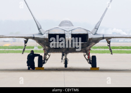 Un chef d'équipage de l'équipe de démonstration aérienne F-22 Raptor de la U.S. Air Force a fait caler une roue Raptor le 16 avril sur la ligne aérienne de la base de la Garde nationale aérienne du Kentucky à Louisville, Ky. L'équipe participera au spectacle aérien Thunder over Louisville le 18 avril. Banque D'Images