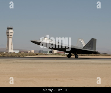 Un F-22 Raptor prend son départ de la base aérienne Edwards, en Californie, le 28 août pour participer à un essai de ravitaillement en carburant aérien à l'aide d'un autre carburant pour moteur à réaction - une première pour un avion de la Force aérienne. Le carburant est un mélange de 50/50 de carburant JP-8 et de carburant à base de gaz naturel. Banque D'Images