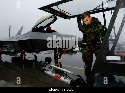 Airman de 1ère classe Alexander Buck monte dans un déglacer sept 19 à la base aérienne d'Elmendorf, Alaska, avant de pratiquer les techniques de dégivrage sur un F-22 Raptor. L'essai de dégivrage aidera les fonctionnaires à recueillir des données techniques sur la façon dont le temps froid affecte les capacités de l'équipe d'entretien pendant l'hiver. Le début des poussières légères de neige sur les chaînes de montagnes environnantes est un signe que l'hiver de l'Alaska est juste au coin de la rue. Airman Buck est affecté au 3e Escadron de maintenance d'aéronefs. Banque D'Images