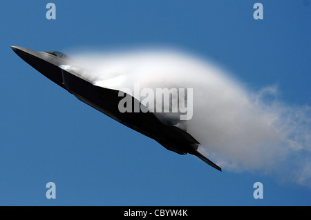 Un F-22 Raptor de la base aérienne de Langley, en Virginie, se produit pour des milliers de personnes lors d'un spectacle aérien du 1er avril à la base navale du comté de Ventura à point Mugu, en Californie. Le F-22 est le plus récent avion de chasse de la Force aérienne. Sa combinaison de furtivité, de vitesse de croisière, de maniabilité et d'avionique intégrée, associée à une meilleure capacité de maintien, représente un bond exponentiel dans les capacités de combat. Banque D'Images