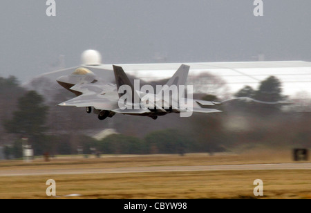 Un F-22 Raptor prend son envol de la base aérienne de Langley, en Virginie, et des aviateurs du 27e Escadron de chasseurs de Langley se déploient dans le Pacifique en février. Banque D'Images