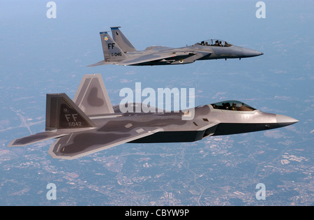 Lt col James hecker, le 27e escadron de chasse, commandant opérationnel livre le premier f/a-22 raptor à son domicile permanent à Langley Air Force Base, va., le 12 mai 2005. Banque D'Images