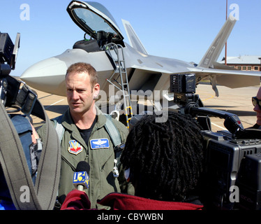 Le lieutenant-colonel Dirk Smith, commandant du 94e Escadron de chasseurs, s'entretient avec les médias locaux après avoir donné l'un des deux premiers F-22A Raptors affectés à l'escadron le vendredi 3 mars 2006. Le 94e est le deuxième escadron de Langley à recevoir le nouveau combattant furtif. Banque D'Images