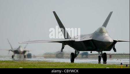 LANGLEY AIR FORCE BASE, VA. (AFPN) -- Deux F-22 Raptors un taxi sur la piste Banque D'Images