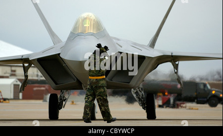 BASE AÉRIENNE DE LANGLEY, Virginie (AFPN) -- Sgt. Adam Murtishaw guide un F-22A Raptor dans son espace de stationnement après une mission du 14 décembre. Le 27e Escadron de chasseurs a acquis aujourd'hui sa capacité opérationnelle initiale, ce qui signifie que le jet furtif est prêt au combat. Le Sergent Murtishaw est au service de la 27e unité de maintenance de l'aéronef. Banque D'Images