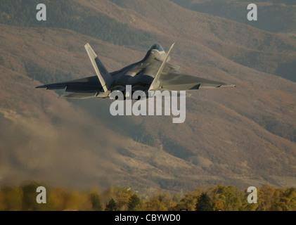 Le major Michael, un pilote de type « Raptor » attaché au 27e Escadron de chasseurs, se lève tard dans la journée pendant le déploiement de Langley à la base aérienne Hill le 17 octobre 2005. « combat Hammer » donne à la première escadrille F/A-22 opérationnelle de la Force aérienne, située à la base aérienne de Langley, en Virginie, la chance de déployer l'avion à un nouvel emplacement et de pratiquer diverses opérations. Banque D'Images