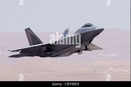 BASE AÉRIENNE DE NELLIS, Nevada -- un F/A-22 Raptor part d'ici pour une mission. Au cours d'une sortie de deux navires, des aviateurs du 422e Escadron d'essais et d'évaluation ont effectué la première mission d'essais et d'évaluation opérationnels de suivi sur le Raptor F/A-22 le 29 août, libérant des munitions d'attaque directe conjointes sur le champ d'essais et d'entraînement de l'Utah. Banque D'Images