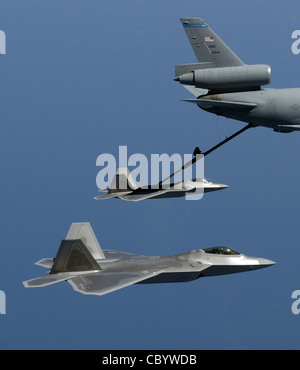 BASE AÉRIENNE DE LANGLEY, Virginie -- un F/A-22 Raptor reçoit du gaz d'une base aérienne de McGuire, N.J., KC-10 Extender au cours d'une séance d'entraînement ici. Le 27e Escadron de chasseurs compte actuellement cinq Raptors affectés en permanence. Banque D'Images