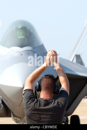 BASE AÉRIENNE DE LANGLEY, Virginie -- l'aviateur principal Rick Alexander se dirige dans le Colonel James Hecker après être revenu d'une sortie de combat F/A-22 Raptor simulée pendant un exercice ici. L'exercice a évalué la capacité de la 1re escadre de combat de préparer et de déployer des personnes, de l'équipement et des biens de soutien dans un environnement de combat. Le Colonel Hecker est le commandant du 27e Escadron de chasseurs. Banque D'Images