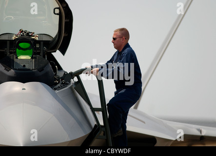 BASE AÉRIENNE DE LANGLEY, Virginie -- Sgt. Jason Berry monte sur un F/A-22 Raptor qui a été livré ici le 8 juin. L'avion est le troisième Raptor permanent de la base. Le Sergent Berry est chef d'équipage. Banque D'Images