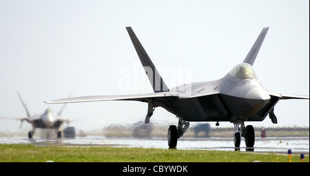 BASE AÉRIENNE DE LANGLEY, Virginie -- deux F/A-22 Raptors affectés au taxi de la 1re Escadre de chasseurs sur la piste ici le 8 juin. Banque D'Images