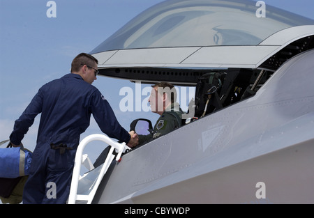 BASE AÉRIENNE DE LANGLEY, Virginie -- Sgt. John Barr salue le lieutenant-colonel James Hecker après avoir présenté le premier Raptor F/A-22 opérationnel à son domicile permanent ici le 12 mai. Il s'agit du premier des 26 Raptors à être livré au 27e Escadron de chasseurs. Le programme Raptor est géré par le bureau du programme du système F/A-22 de la base aérienne Wright-Patterson, Ohio. Le colonel Hecker est le commandant de l'escadron et le sergent Barr est un chef d'équipage F/A-22. Banque D'Images