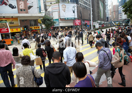 Foule d'acheteurs chinois sur passage piétons Yee Wo Street Causeway Bay Hong Kong Hong Kong Chine Asie Banque D'Images