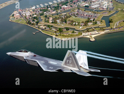 AU-DESSUS DE LA VIRGINIE -- le lieutenant-colonel James Hecker survole fort Monroe avant de livrer le premier Raptor F/A-22 opérationnel à son domicile permanent à la base aérienne de Langley, en Virginie, le 12 mai. Il s'agit du premier des 26 Raptors à être livré au 27e Escadron de chasseurs. Le programme Raptor est géré par le bureau du programme du système F/A-22 de la base aérienne Wright-Patterson, Ohio. Le colonel Hecker est le commandant de l'escadron. Banque D'Images