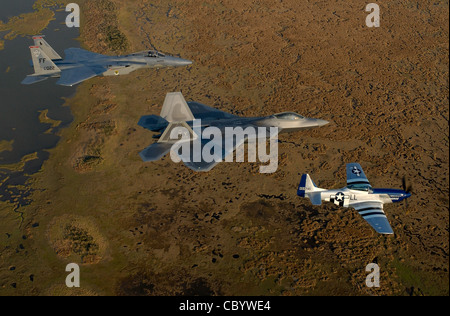 OVER VIRDINA (AFPN) - un F-15 Eagle, F/A-22 Raptor et P-51 Mustang train pour la formation de vol patrimonial volant ici avril 27. Le Maj. Michael Shodouche, pilote du F/A-22, obtient son départ pour la formation avec le P-51 pilote général Mike DeCuir, directeur des opérations du Commandement de combat aérien, et le Capt Jason Costello, pilote de l'équipe de démonstration de la 1re escadre de combat. Banque D'Images