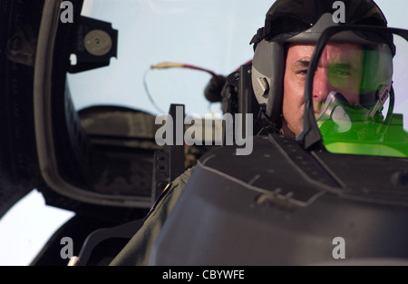 BASE AÉRIENNE DE NELLIS, Nevada -- le Maj James Vogel passe par les procédures finales de contrôle des instruments avant une mission d'entraînement sur la gamme de tests et d'entraînement du Nevada ici juillet 9. Le major Vogel est un pilote F/A-22 Raptor du 28e Escadron d'essais. Le FA-/22 est actuellement en cours d'essais et devrait être opérationnel à la fin de 2005. Banque D'Images