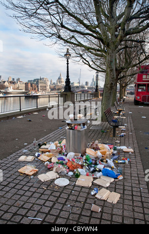 Déchets sur la chaussée sur les rives de la Tamise dans le centre de Londres à la suite de célébrations de la veille du Nouvel An, UK Banque D'Images