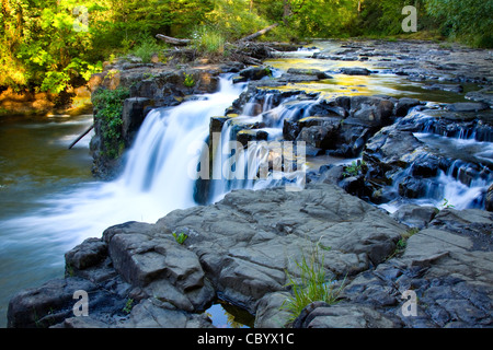 Cascade pittoresque & River au lever du soleil Banque D'Images