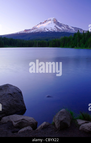 Oregon's Mt Hood derrière le lac Trillium au crépuscule Banque D'Images