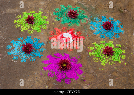 Poudre de couleur festival Rangoli design dans une rue indienne. L'Andhra Pradesh, Inde Banque D'Images